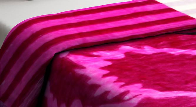 Rowen Blanket (Magenta) by Urban Ladder - Cross View Design 1 - 407763