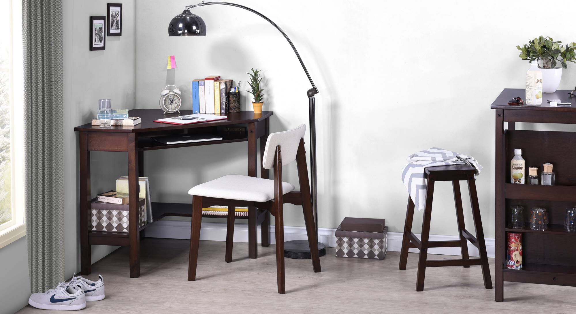 Corner sales table design