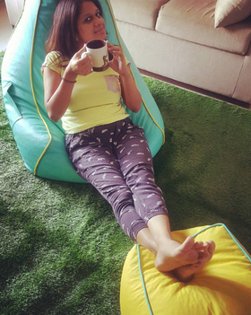 The grass is definitely greener on my side!!! @urbanladder #beanbag #hackeyleatherettebeanbagloungeset #ulstory